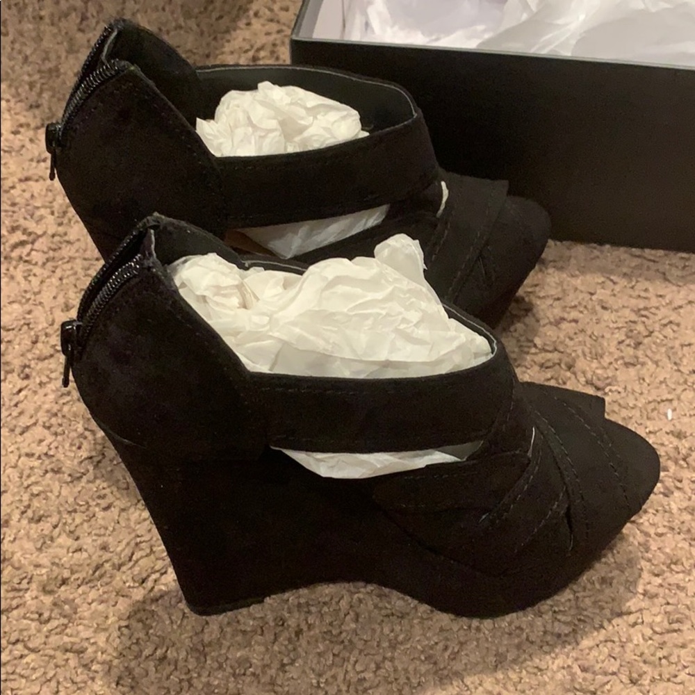Black wedge